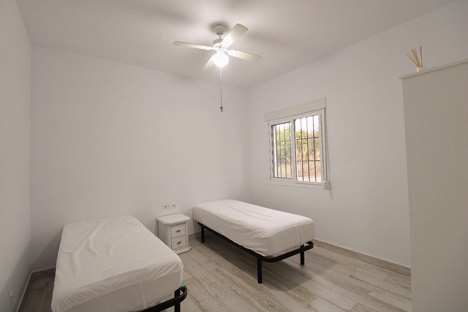 Moderne Doppelhaushälfte mit großem Grundstück und spektakulärer Aussicht zu vermieten