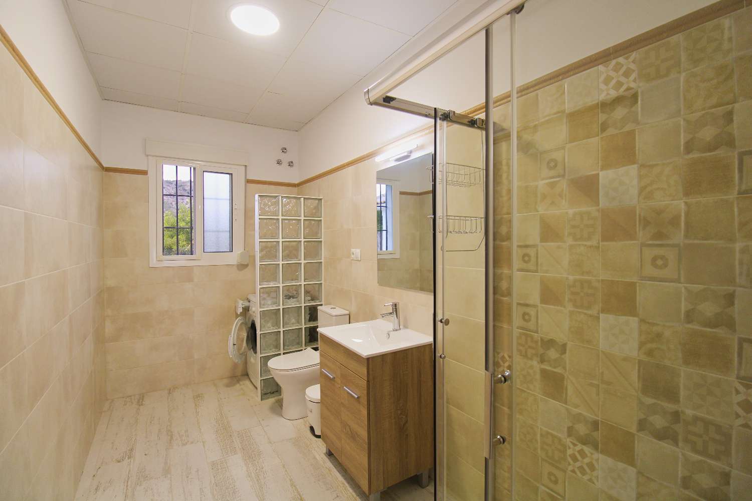 Moderne Doppelhaushälfte mit großem Grundstück und spektakulärer Aussicht zu vermieten