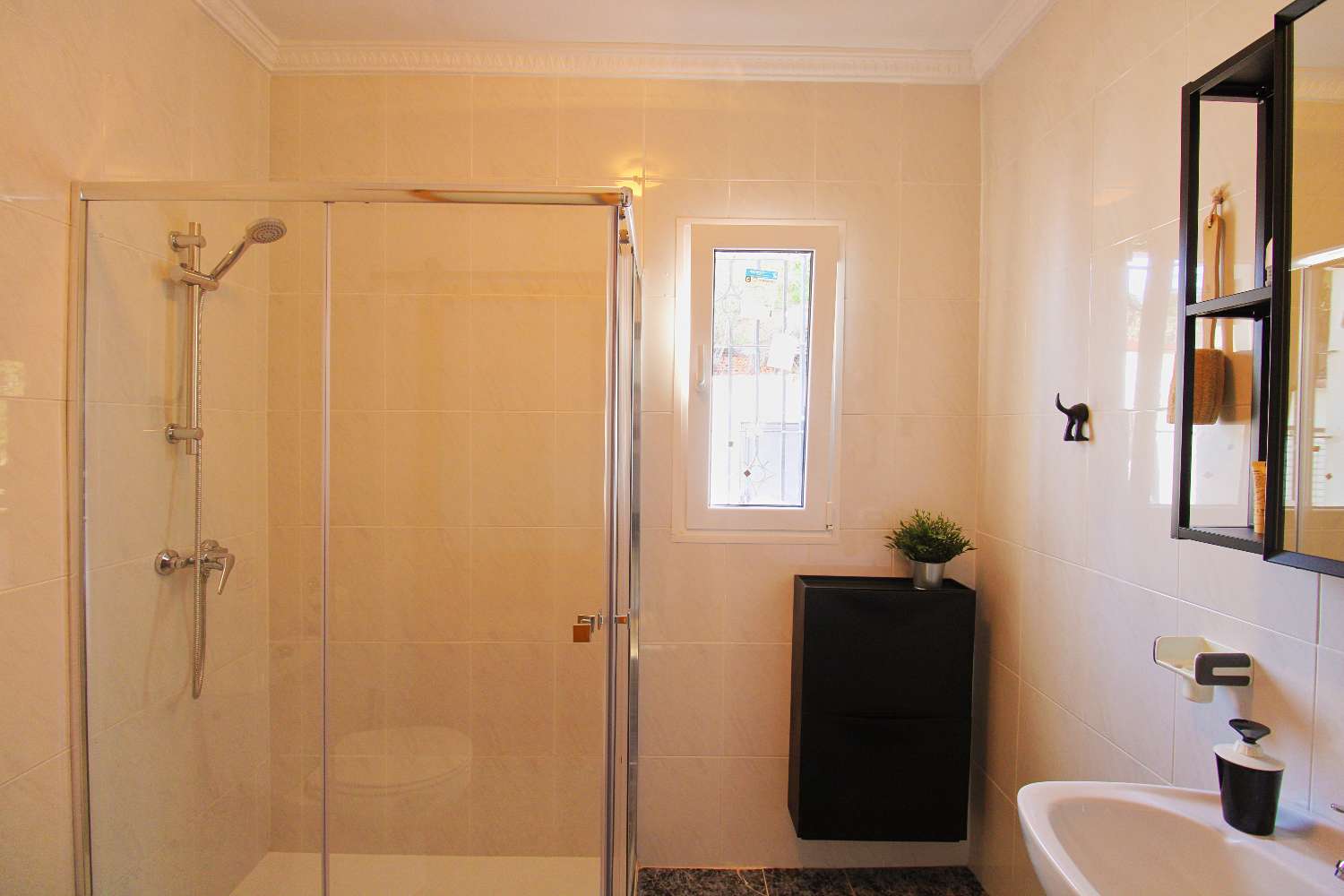 Natural retreat with country house and productive land