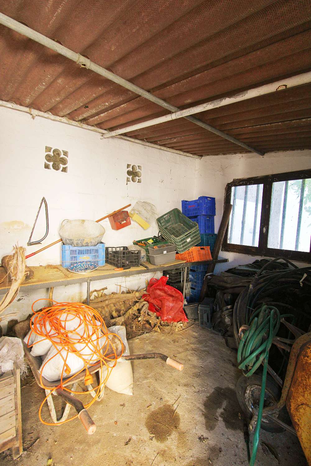 Natural retreat with country house and productive land