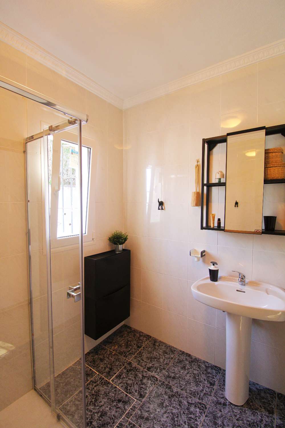 Natural retreat with country house and productive land