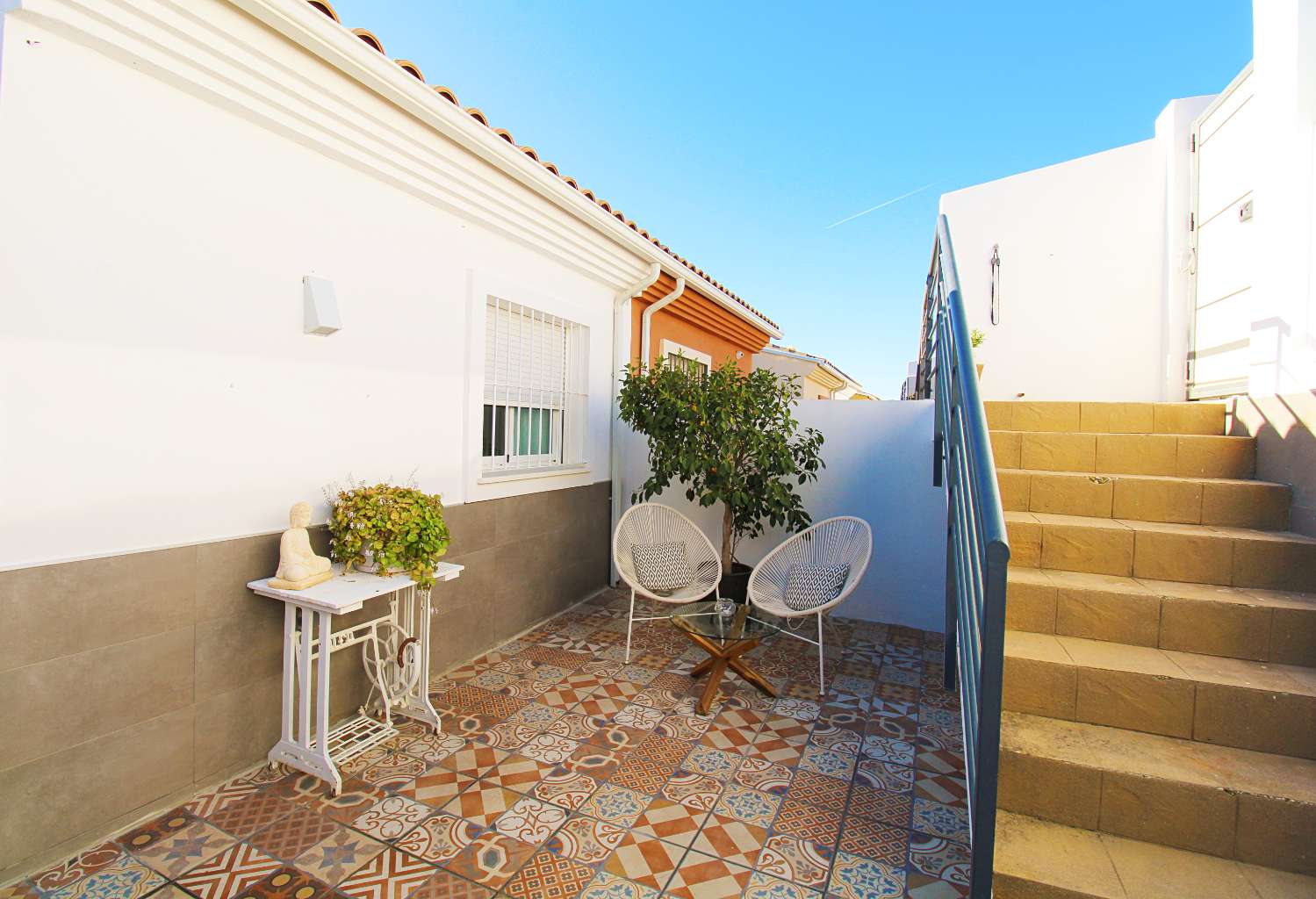 Spectacular corner house with pool, large garage and panoramic views in Coín — ready to move in