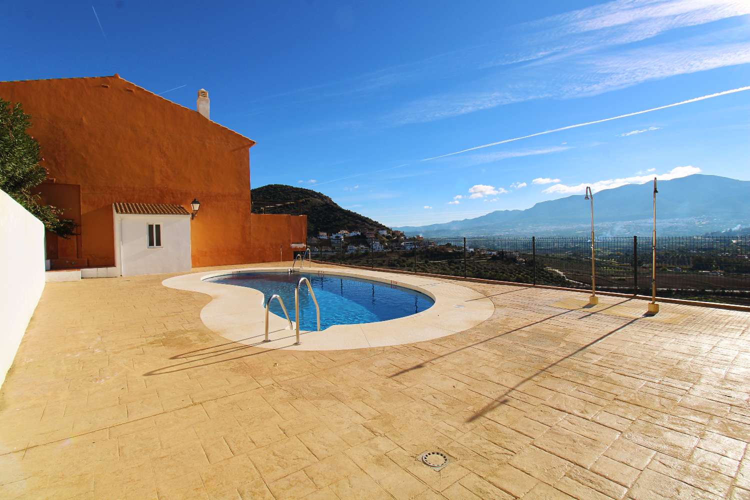 Spectacular corner house with pool, large garage and panoramic views in Coín — ready to move in