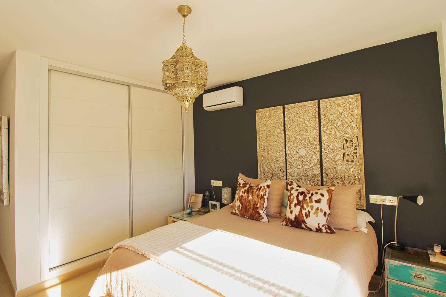 Spectacular corner house with pool, large garage and panoramic views in Coín — ready to move in