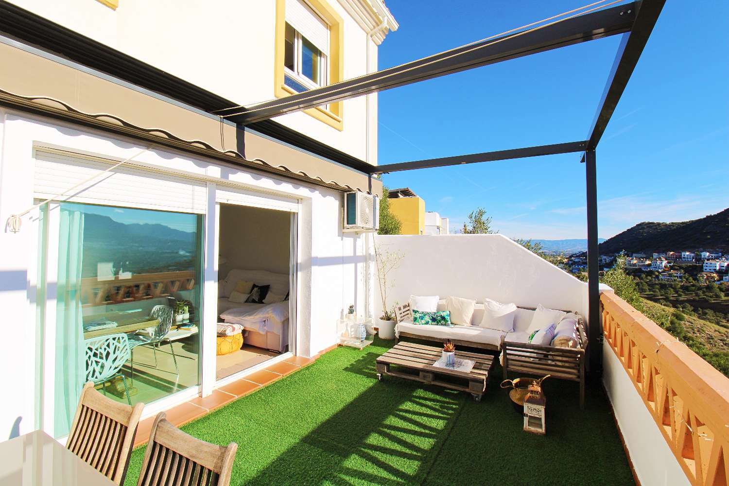 Spectacular corner house with pool, large garage and panoramic views in Coín — ready to move in