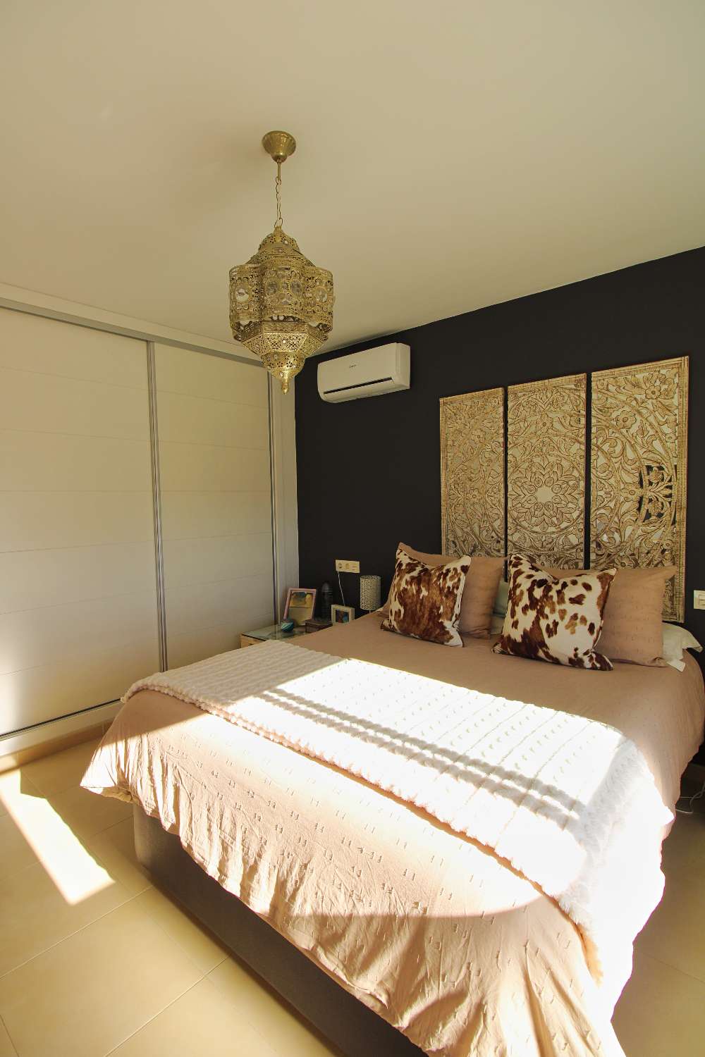 Spectacular corner house with pool, large garage and panoramic views in Coín — ready to move in