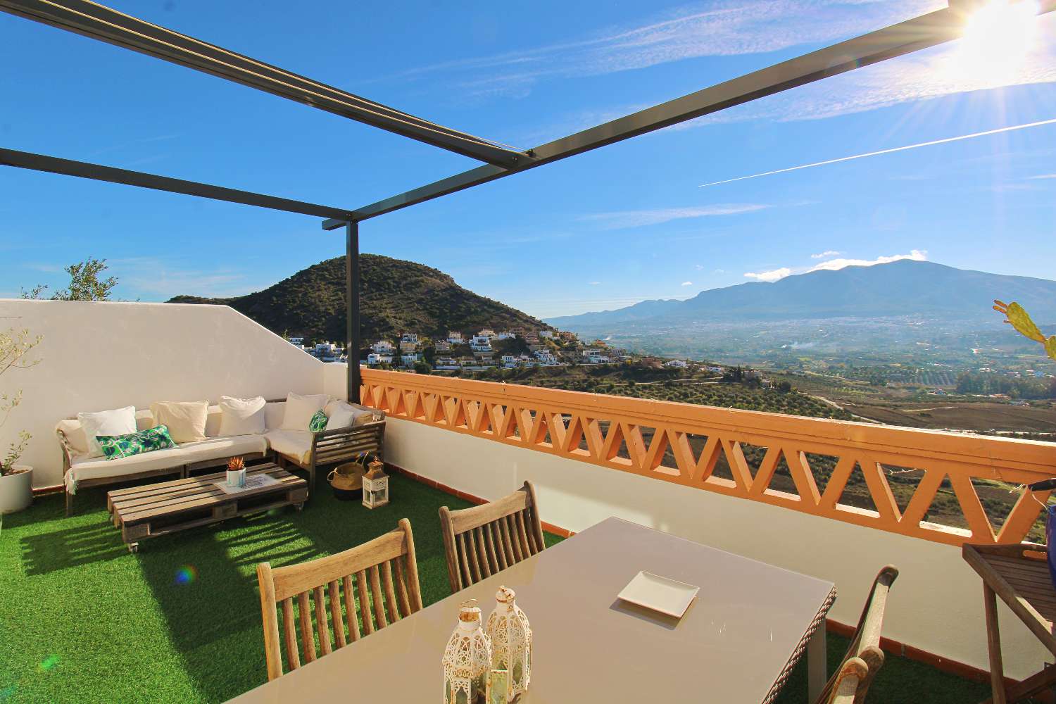 Spectacular corner house with pool, large garage and panoramic views in Coín — ready to move in
