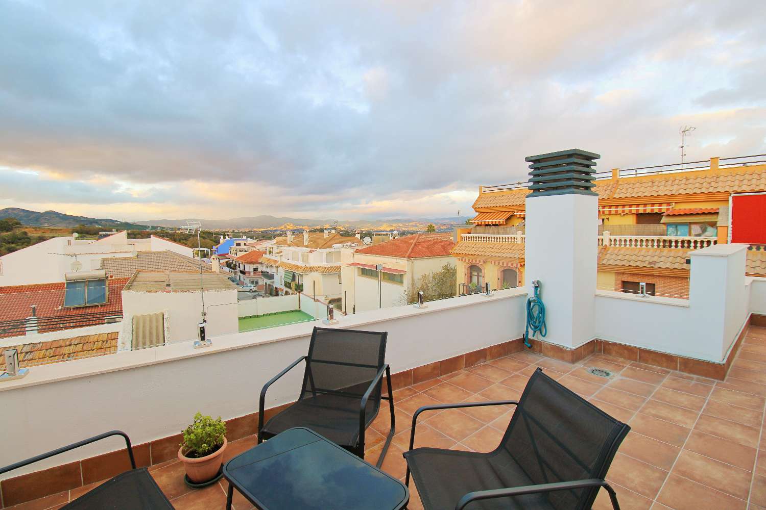 Exclusivo Dúplex de Obra Reciente en el Centro de Alhaurín con Gran Terraza y Vistas Abiertas