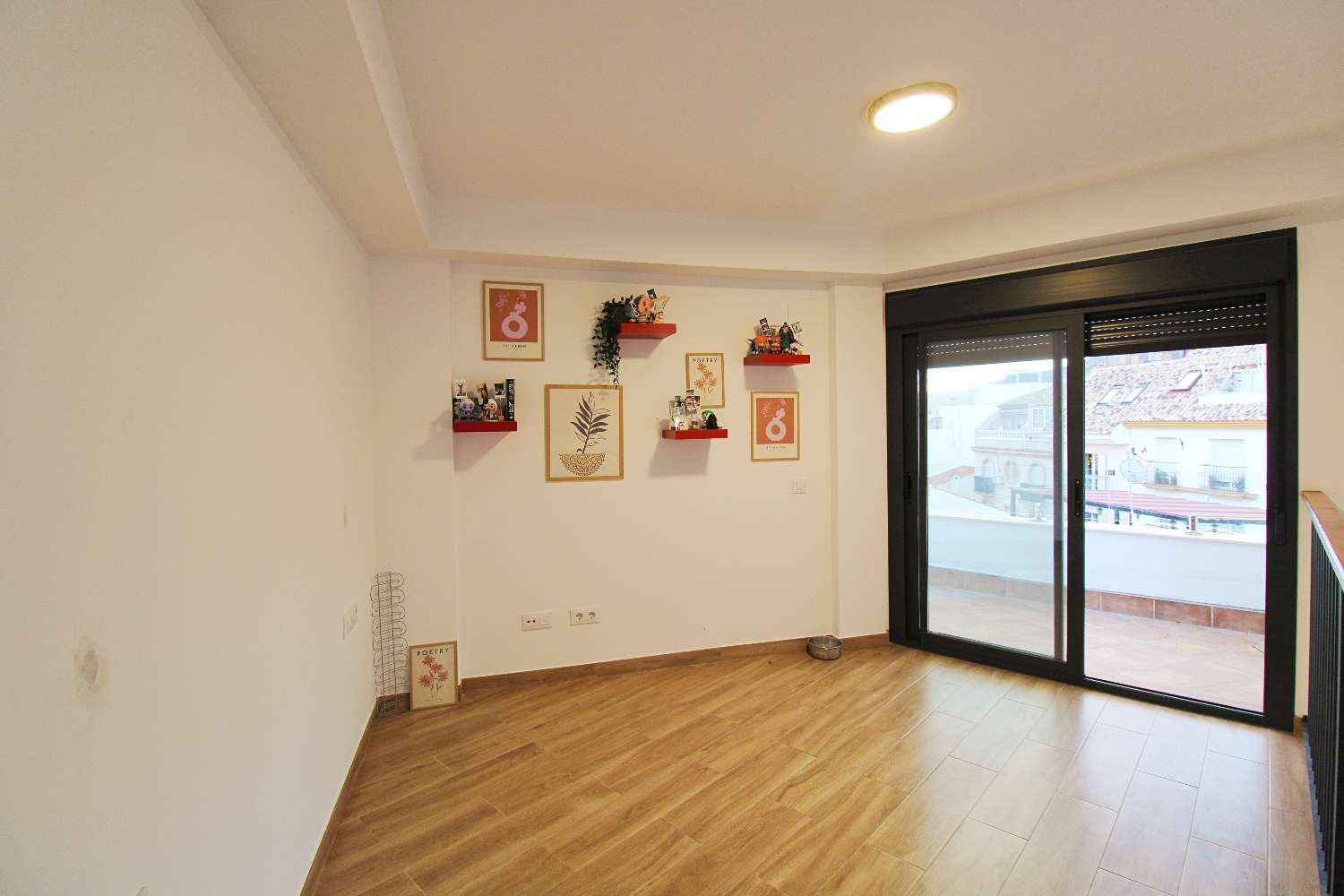 Exclusivo Dúplex de Obra Reciente en el Centro de Alhaurín con Gran Terraza y Vistas Abiertas