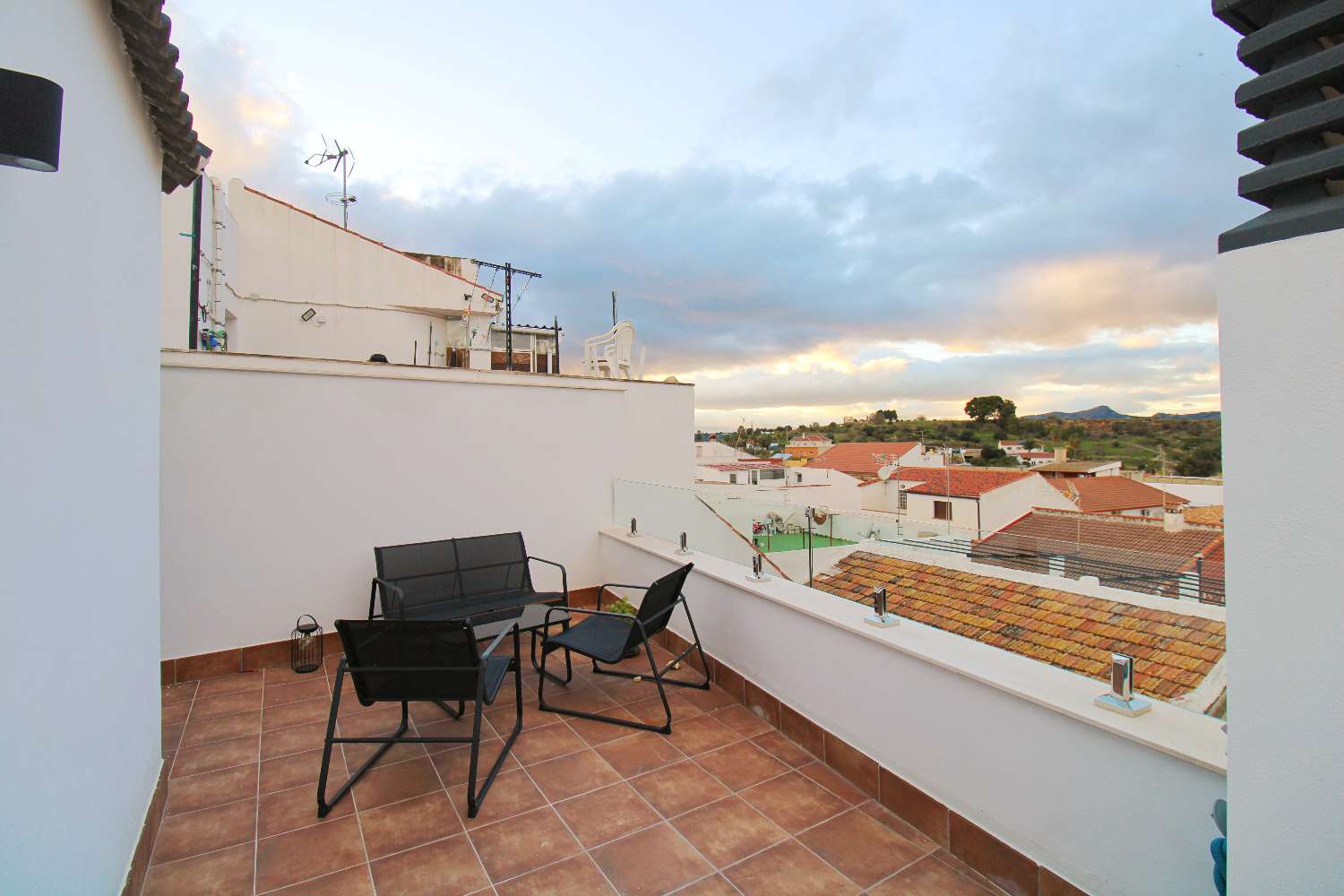 Exclusivo Dúplex de Obra Reciente en el Centro de Alhaurín con Gran Terraza y Vistas Abiertas