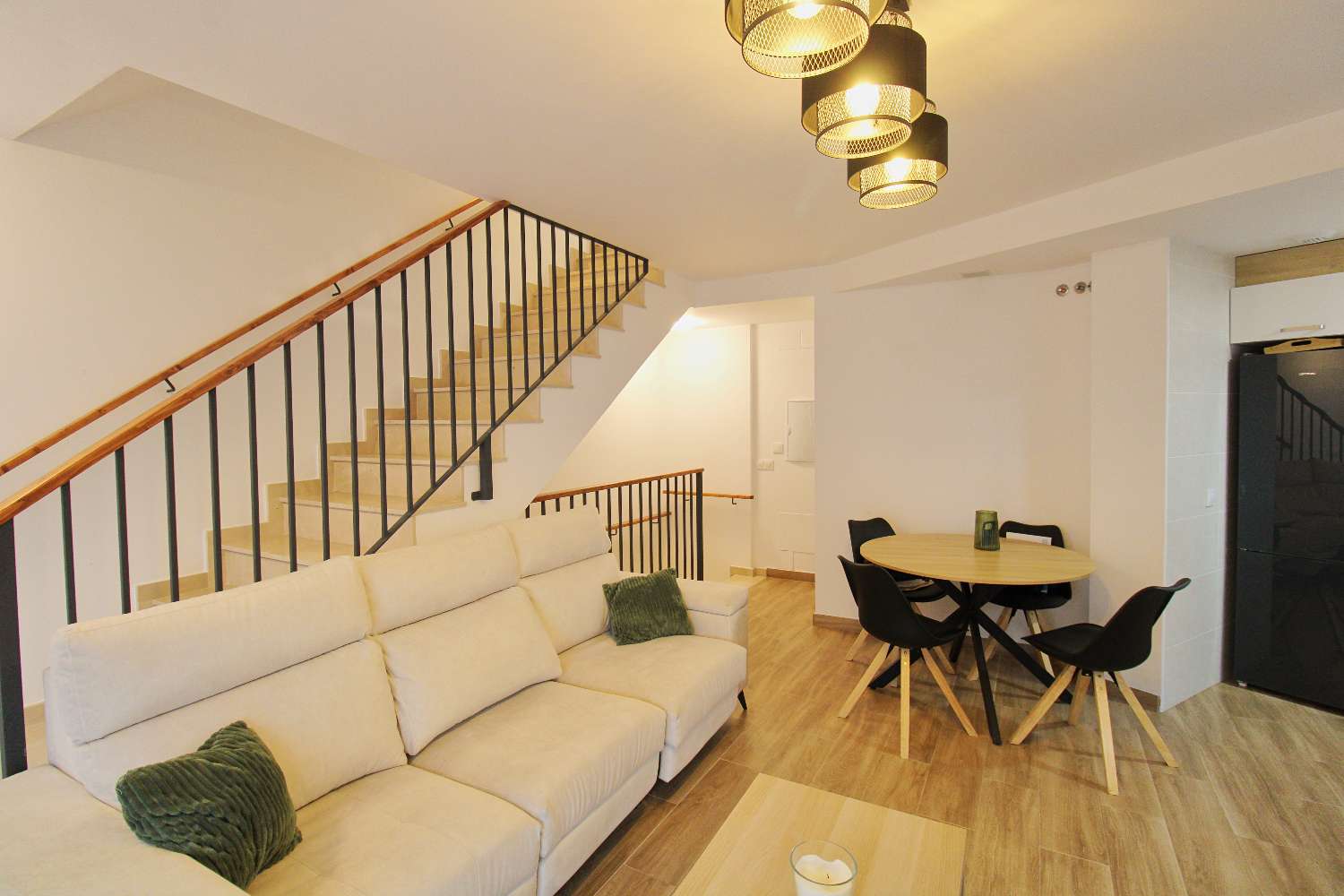 Exclusivo Dúplex de Obra Reciente en el Centro de Alhaurín con Gran Terraza y Vistas Abiertas