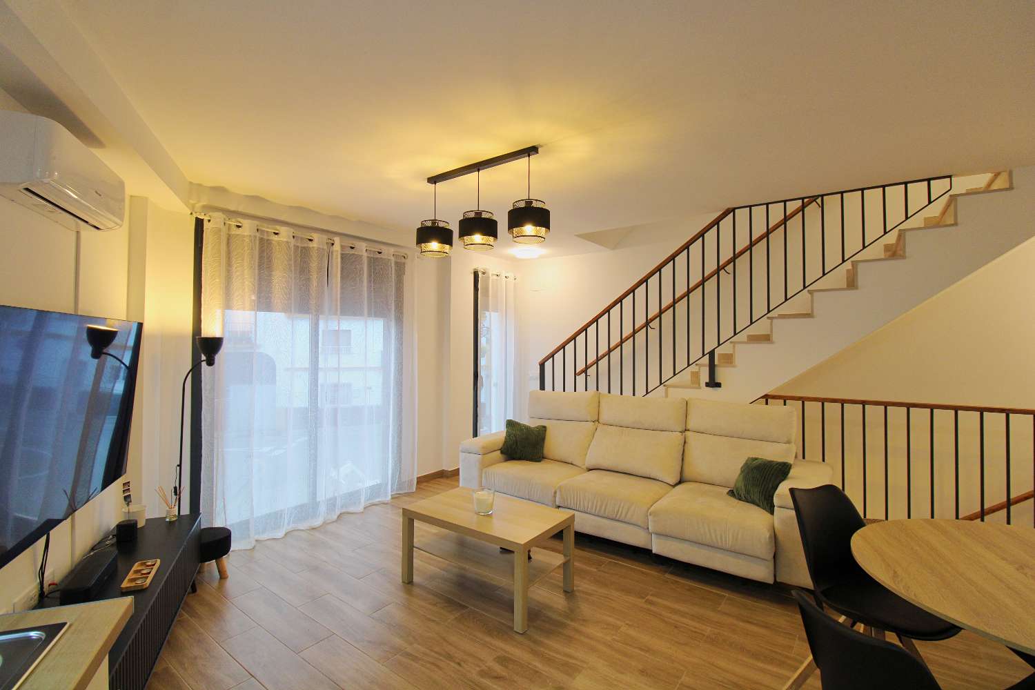 Exclusivo Dúplex de Obra Reciente en el Centro de Alhaurín con Gran Terraza y Vistas Abiertas