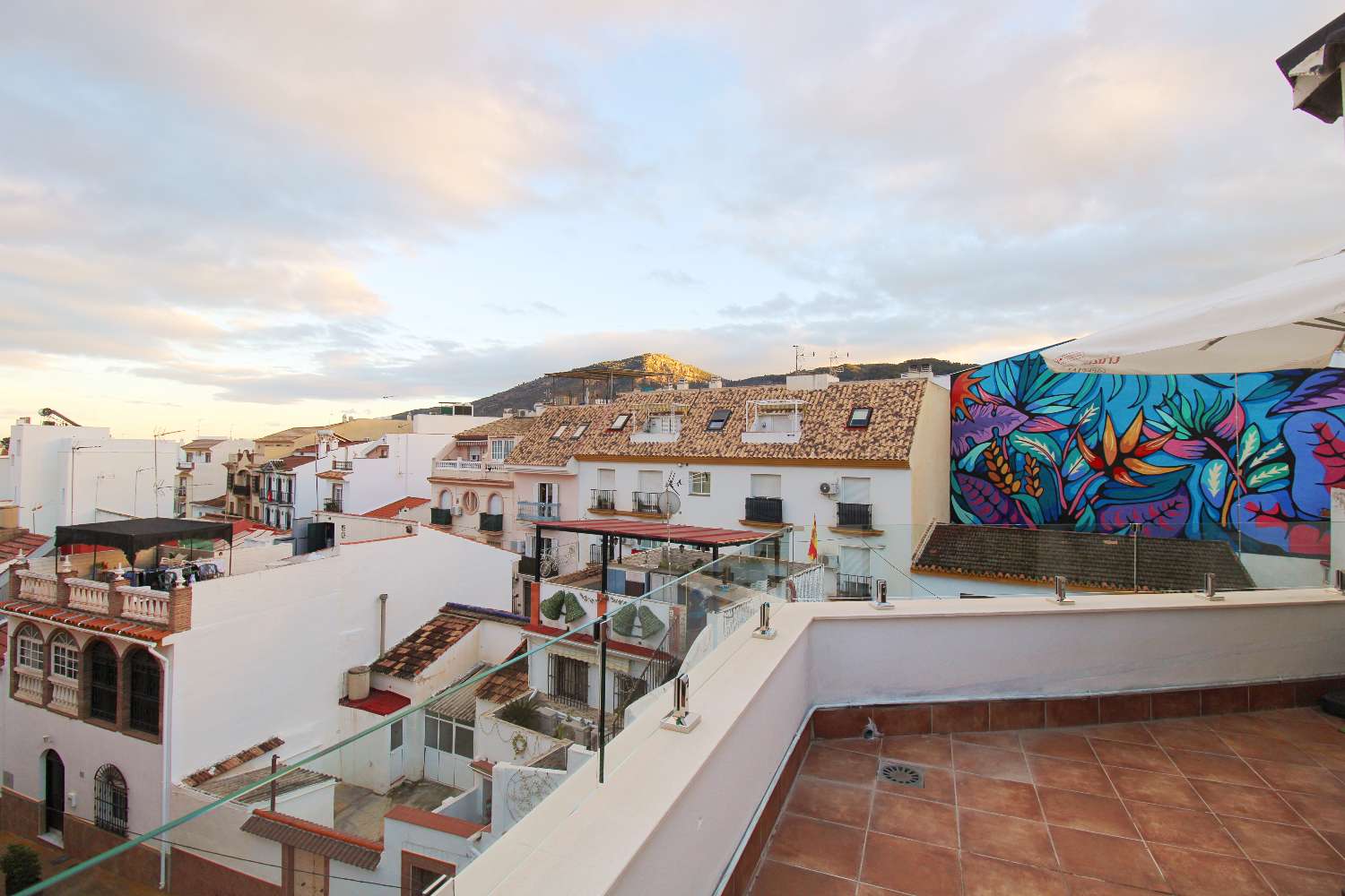 Exclusivo Dúplex de Obra Reciente en el Centro de Alhaurín con Gran Terraza y Vistas Abiertas