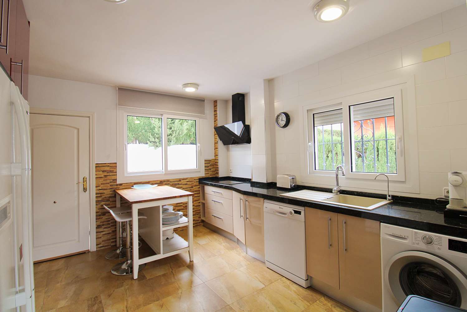 Exclusiva villa en alquiler en Capellanía con piscina y apartamento independiente