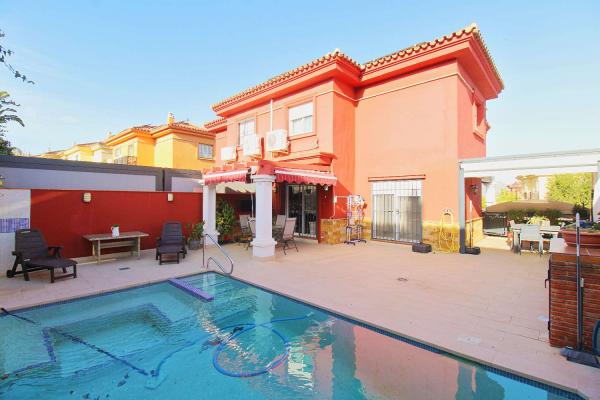 Chalet pareado con piscina y sótano habitable en Finca P...