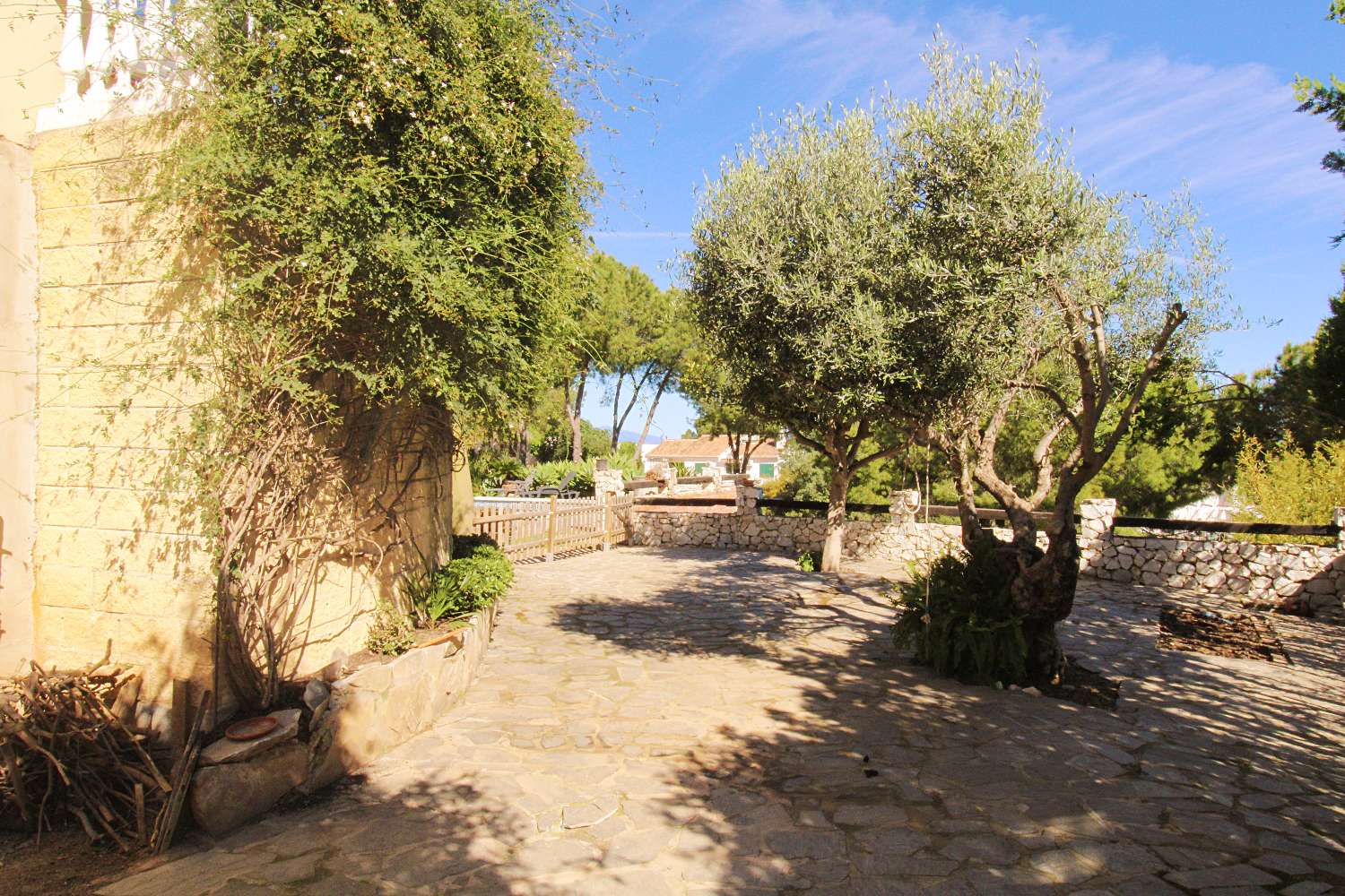 Espectacular Villa en Pinos de Alhaurín con Piscina, Gran Parcela y Sótano de Gran Potencial