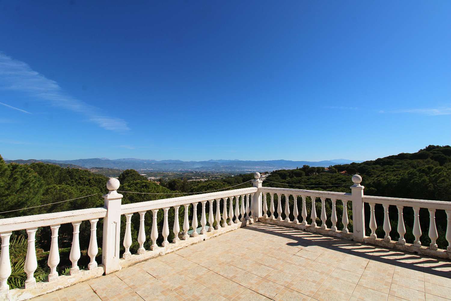 Espectacular Villa en Pinos de Alhaurín con Piscina, Gran Parcela y Sótano de Gran Potencial