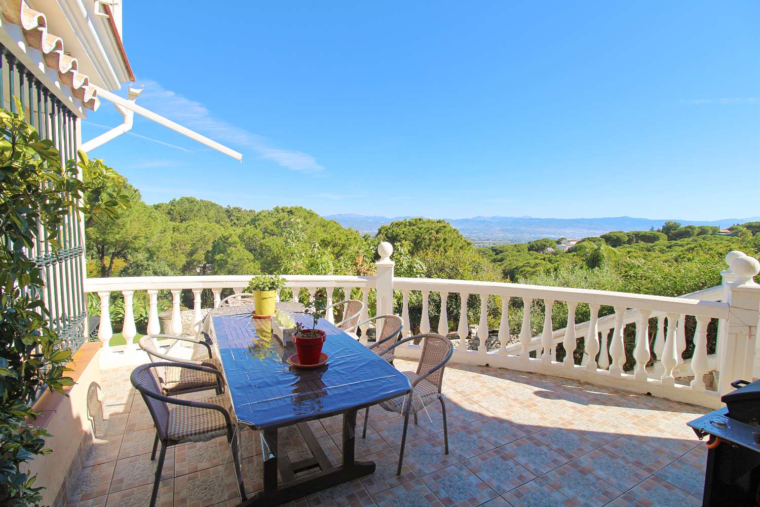 Espectacular Villa en Pinos de Alhaurín con Piscina, Gran Parcela y Sótano de Gran Potencial