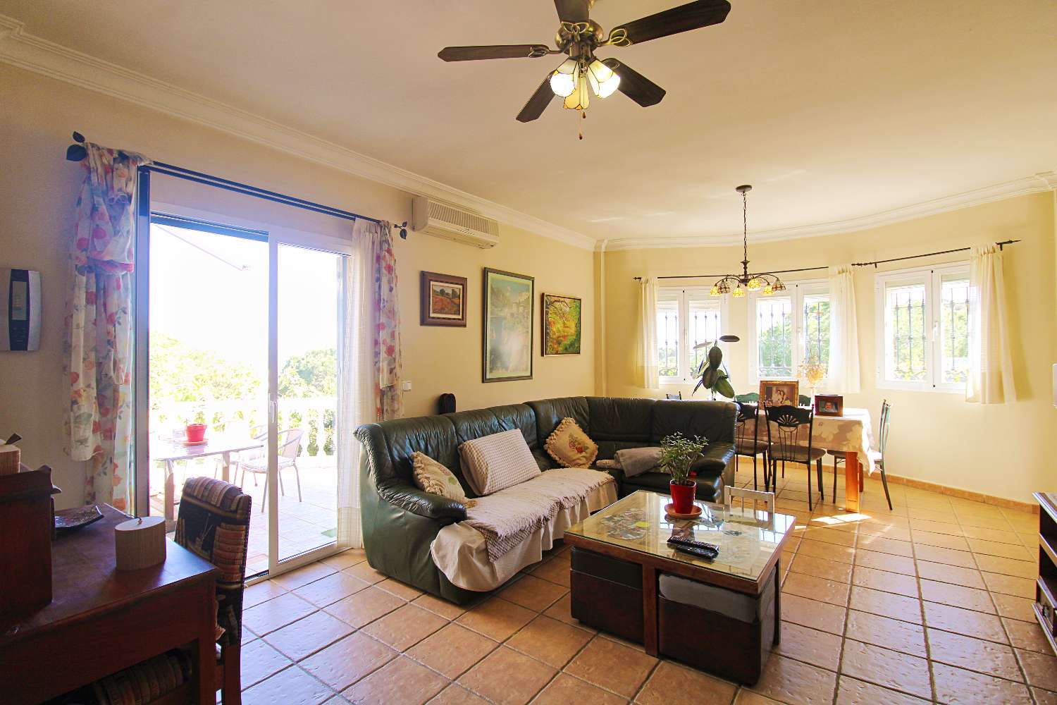 Espectacular Villa en Pinos de Alhaurín con Piscina, Gran Parcela y Sótano de Gran Potencial