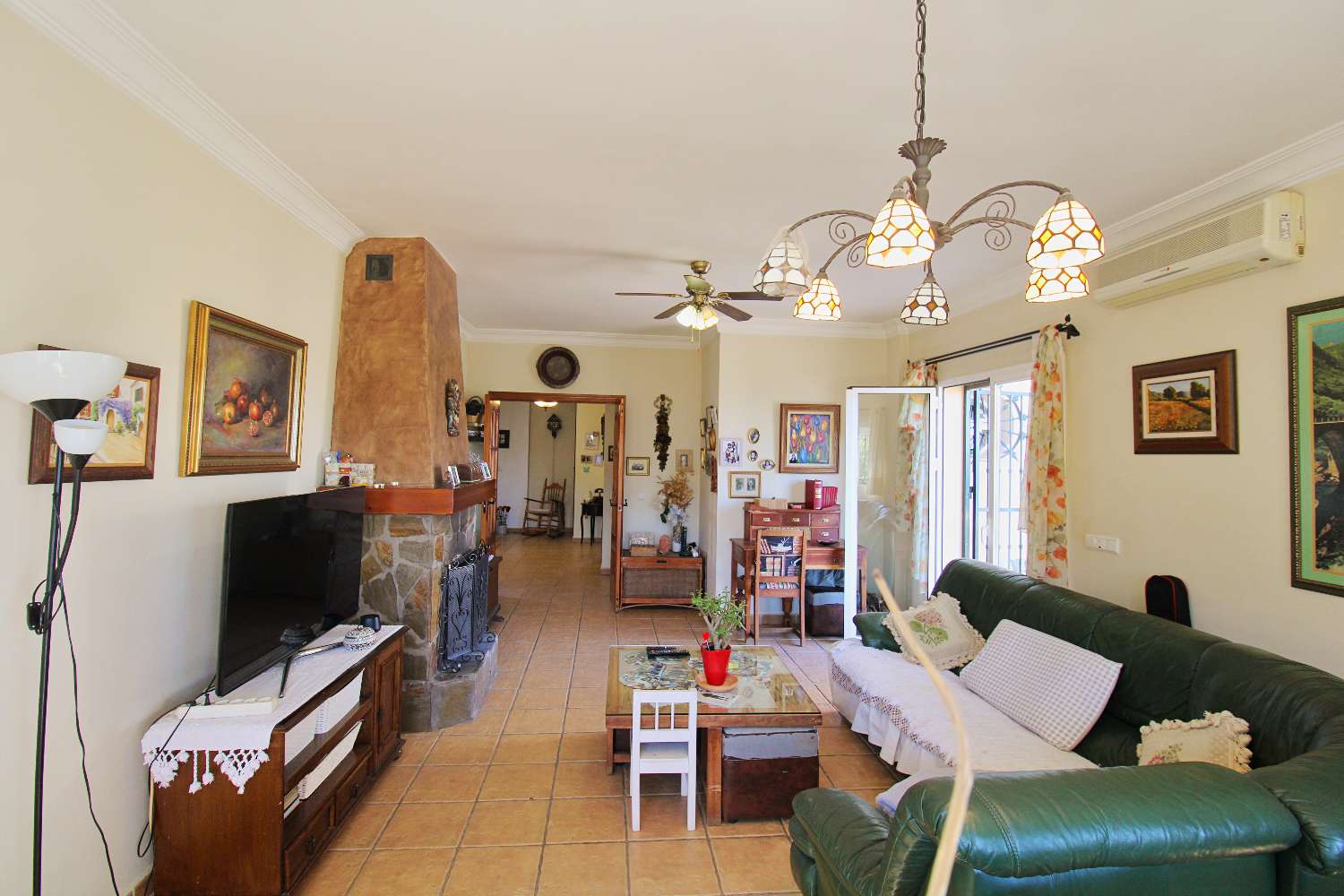 Espectacular Villa en Pinos de Alhaurín con Piscina, Gran Parcela y Sótano de Gran Potencial