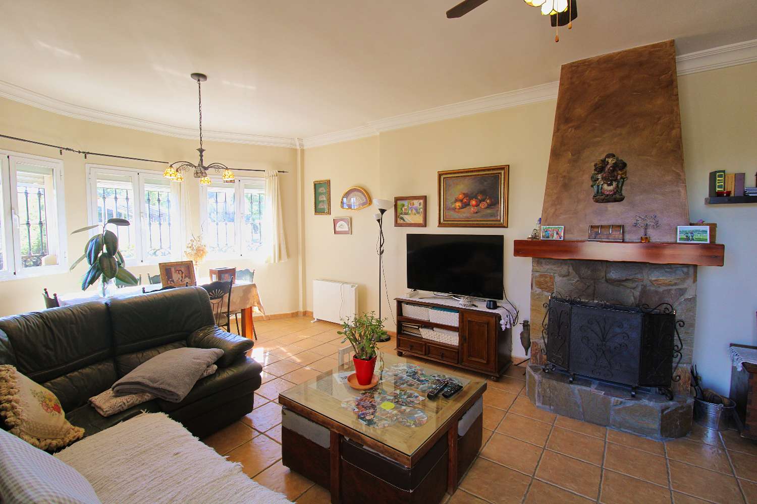 Espectacular Villa en Pinos de Alhaurín con Piscina, Gran Parcela y Sótano de Gran Potencial