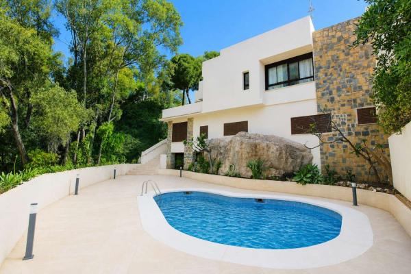 Villa reformada con piscina en ladera en el Cerrado de C...