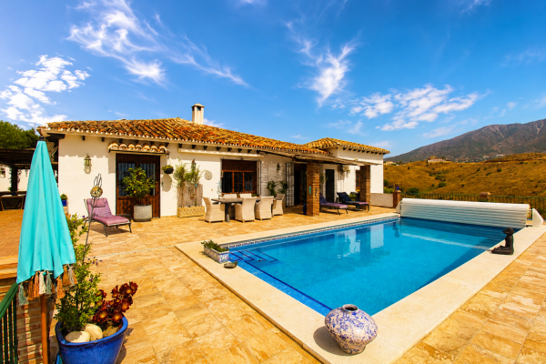 Exklusive Villa mit Über 6.300 m² Grundstück, Meerblick ...