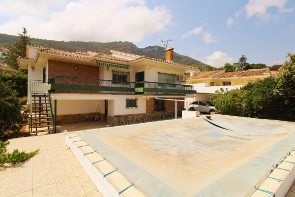Freistehende Villa mit privatem Pool und großem Souterra...