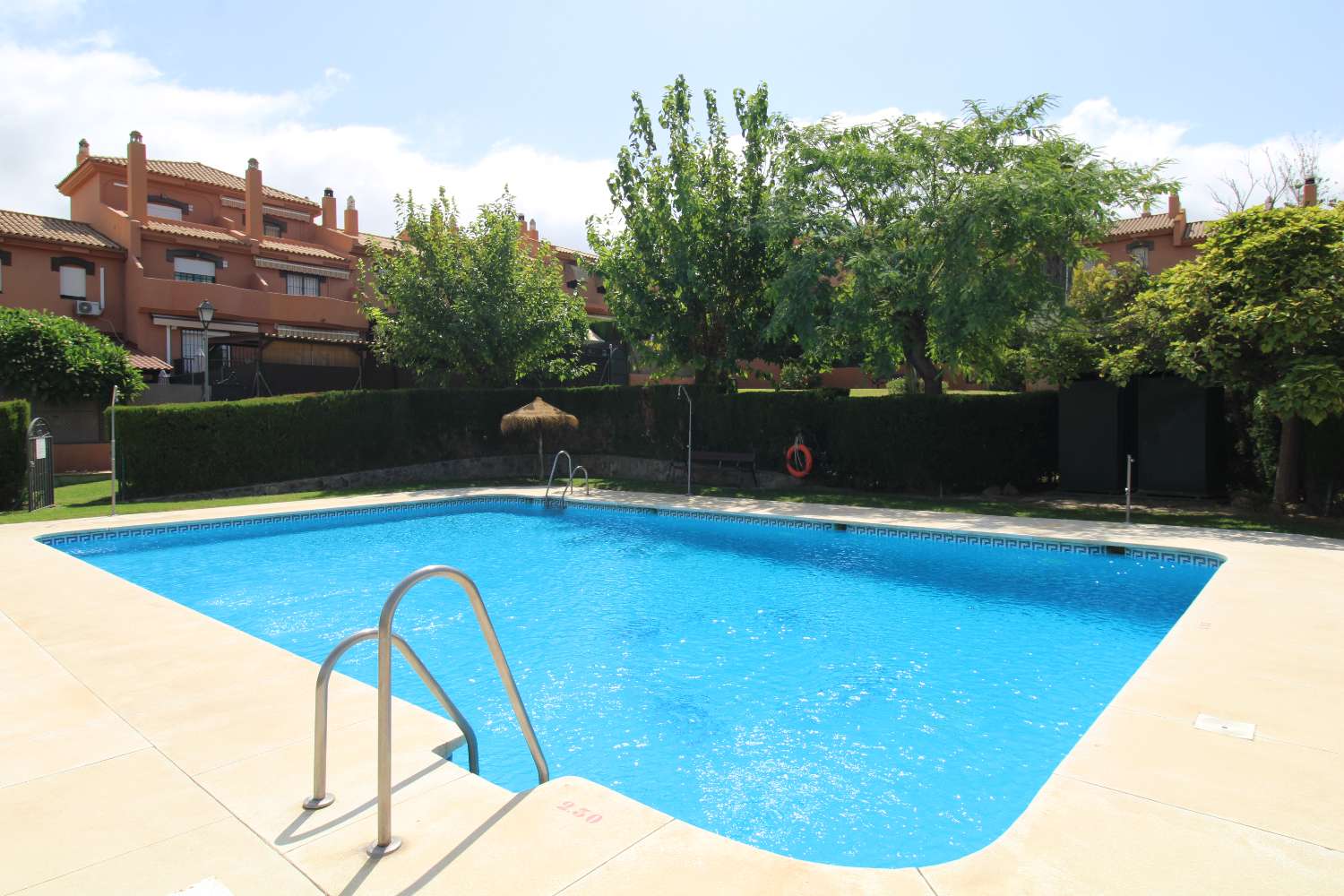 Pareado amueblado con piscina comunitaria en Capellanía, Alhaurín de la Torre