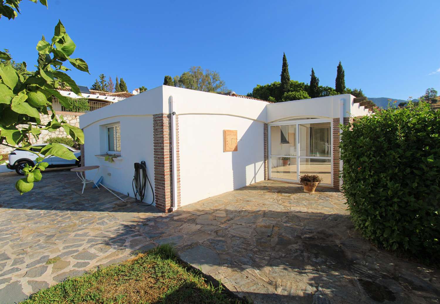 VILLA EN UNA SOLA PLANTA CON PISCINA PRIVADA Y VISTAS AL MAR EN MIJAS