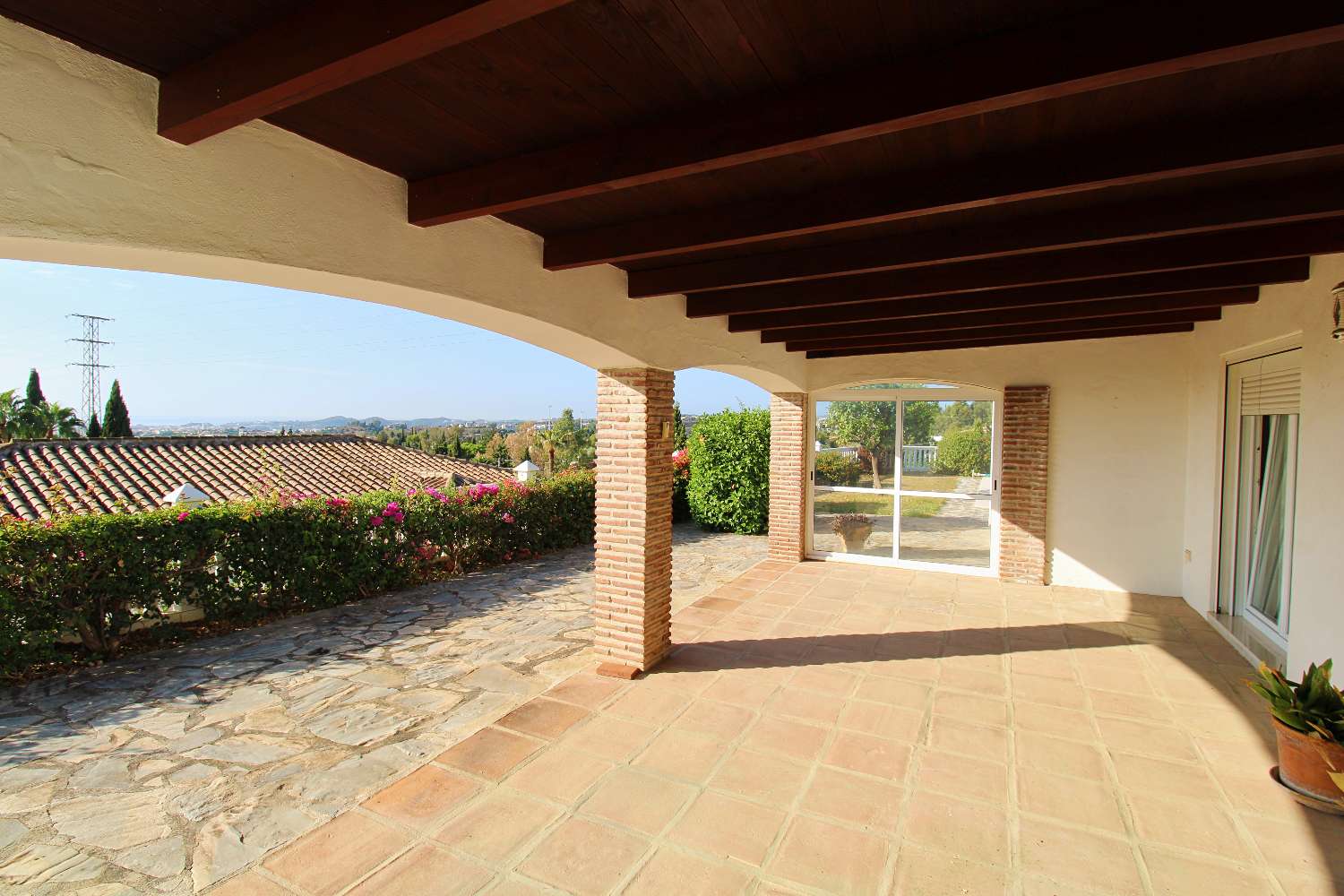 VILLA EN UNA SOLA PLANTA CON PISCINA PRIVADA Y VISTAS AL MAR EN MIJAS
