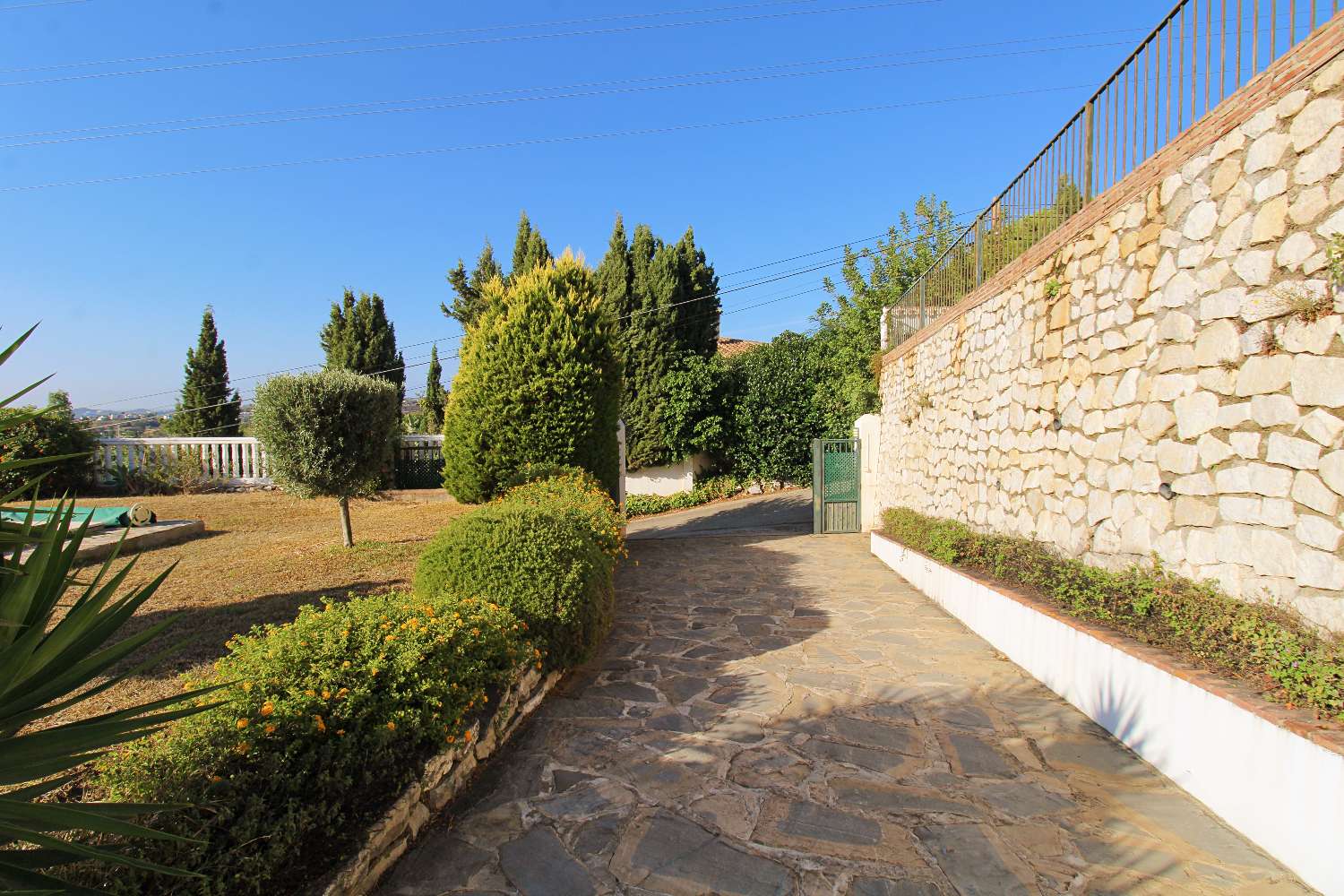 VILLA EN UNA SOLA PLANTA CON PISCINA PRIVADA Y VISTAS AL MAR EN MIJAS