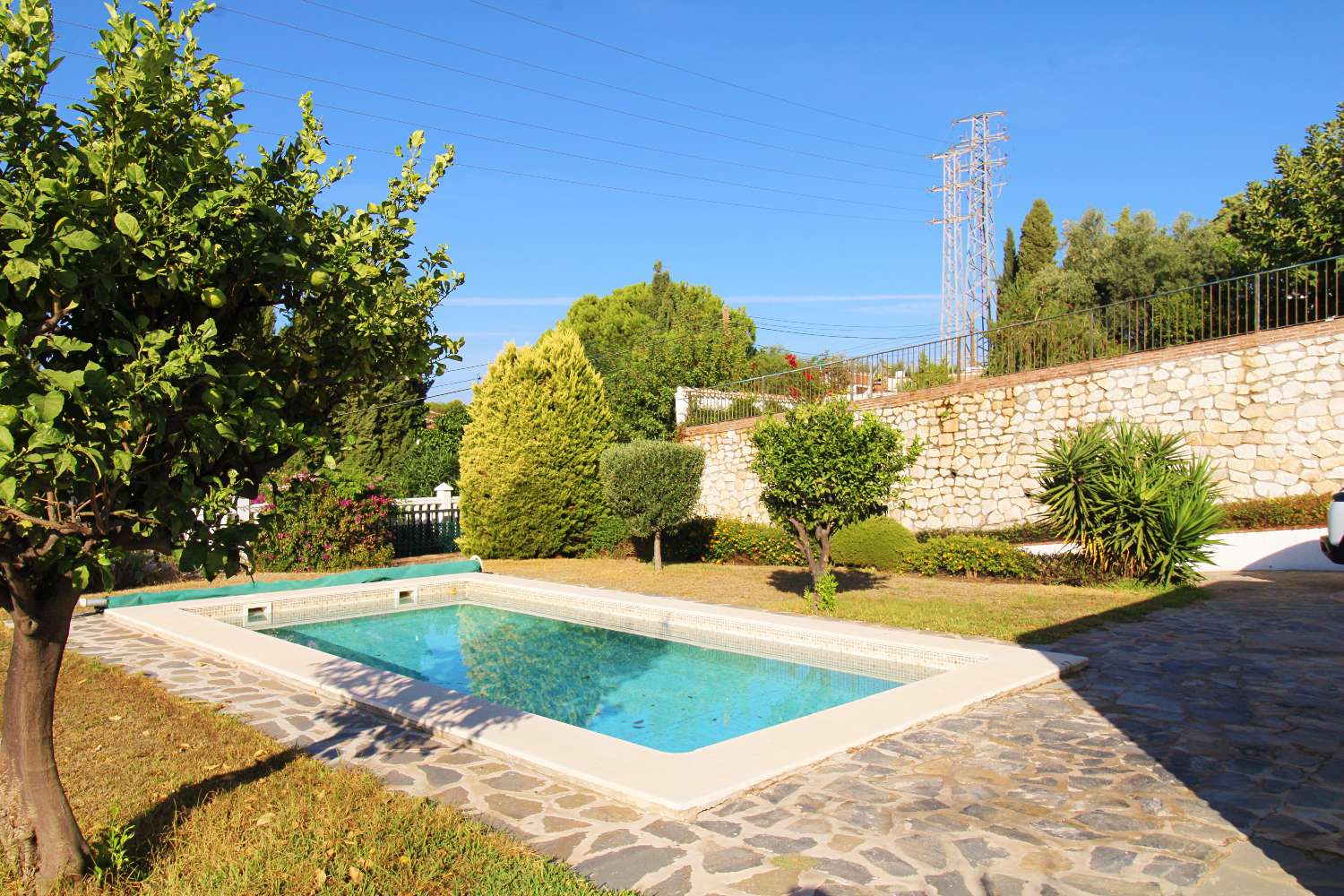 VILLA EN UNA SOLA PLANTA CON PISCINA PRIVADA Y VISTAS AL MAR EN MIJAS