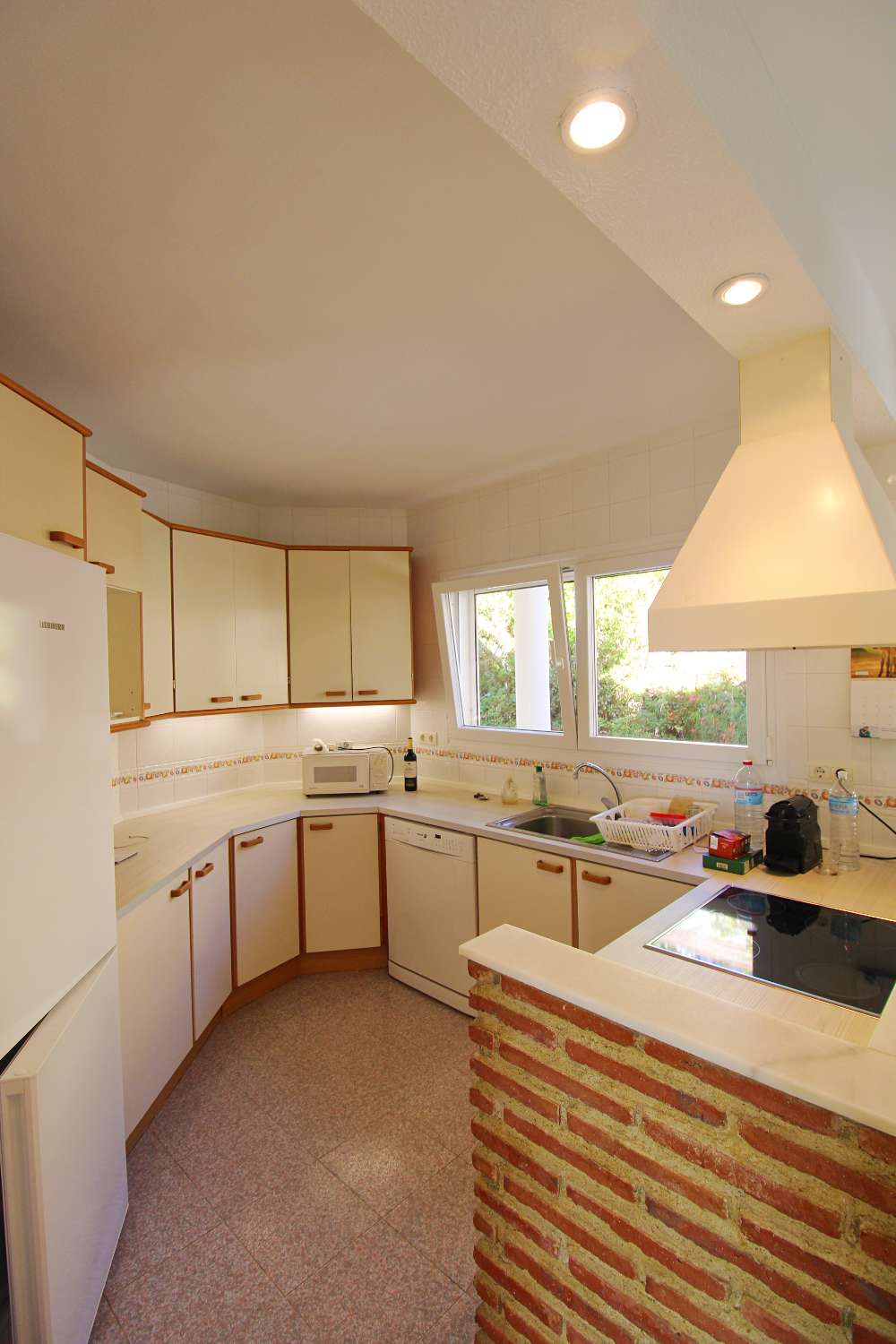 VILLA EN UNA SOLA PLANTA CON PISCINA PRIVADA Y VISTAS AL MAR EN MIJAS