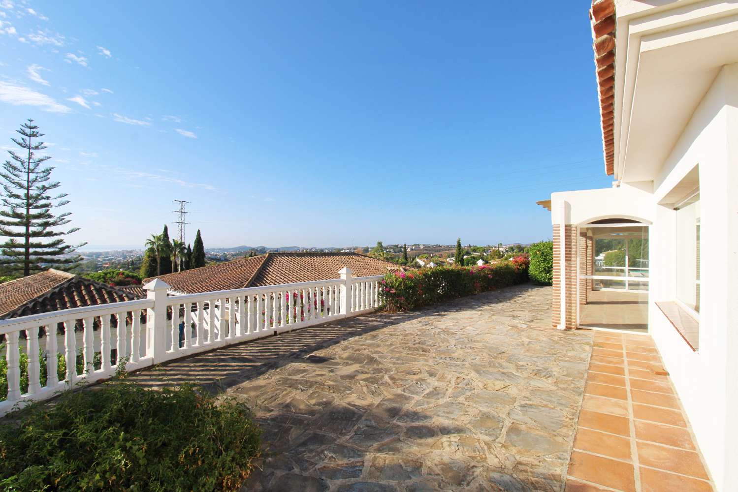 VILLA EN UNA SOLA PLANTA CON PISCINA PRIVADA Y VISTAS AL MAR EN MIJAS