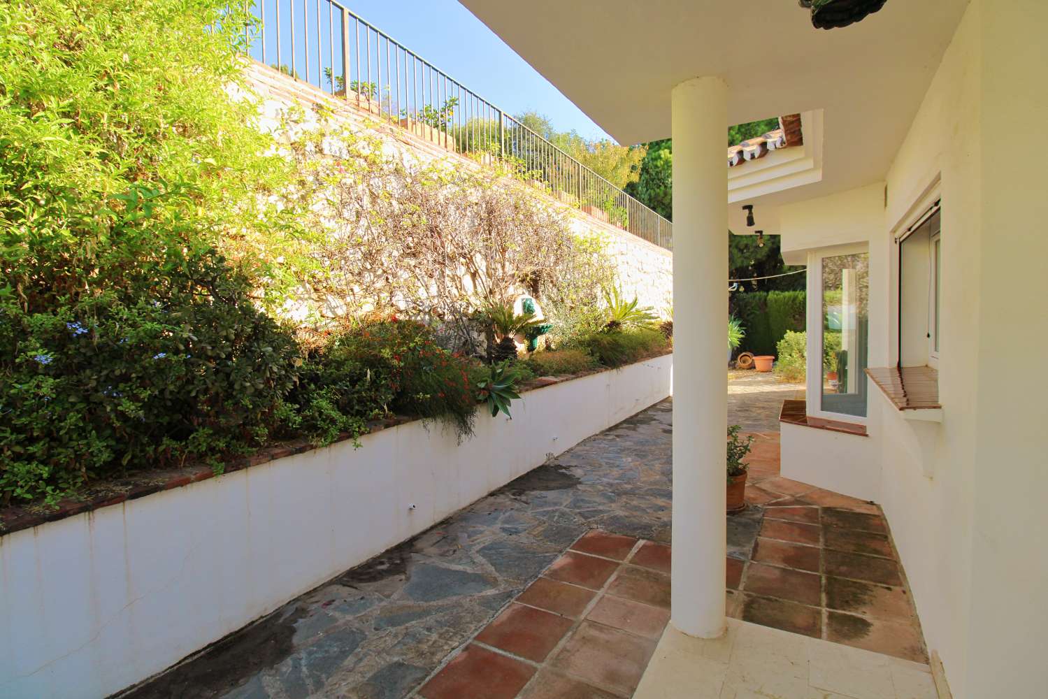 VILLA EN UNA SOLA PLANTA CON PISCINA PRIVADA Y VISTAS AL MAR EN MIJAS