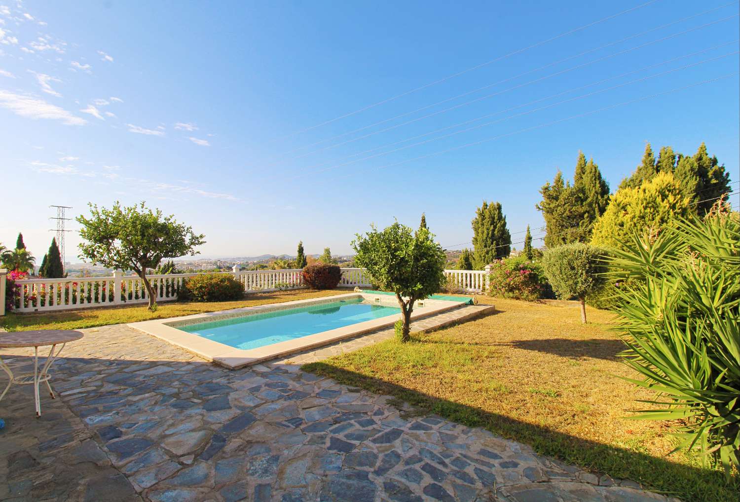 VILLA EN UNA SOLA PLANTA CON PISCINA PRIVADA Y VISTAS AL MAR EN MIJAS