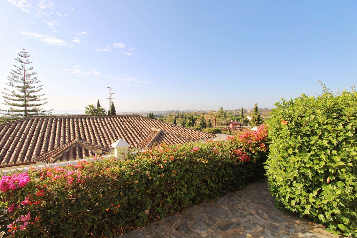 VILLA EN UNA SOLA PLANTA CON PISCINA PRIVADA Y VISTAS AL MAR EN MIJAS