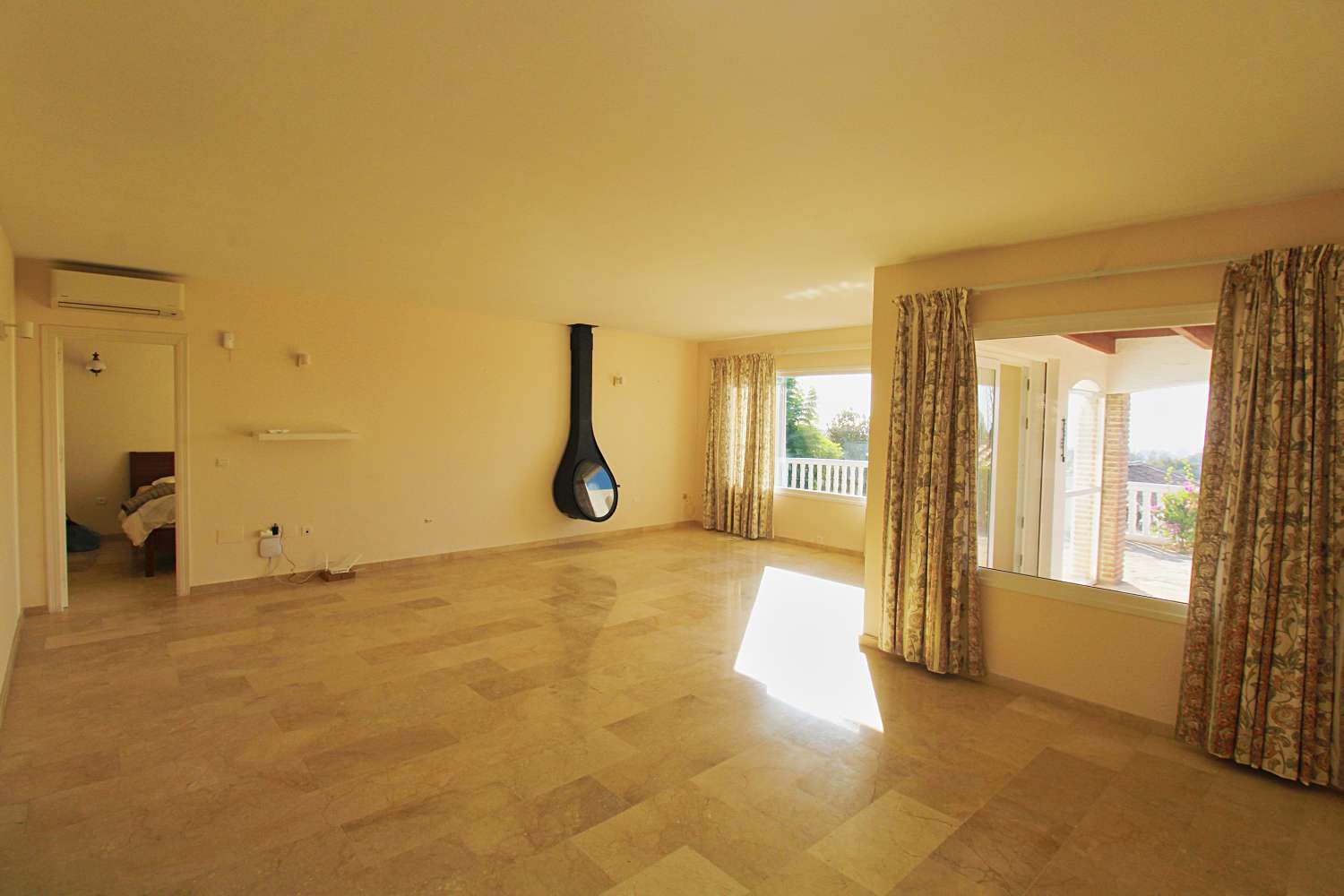 VILLA EN UNA SOLA PLANTA CON PISCINA PRIVADA Y VISTAS AL MAR EN MIJAS