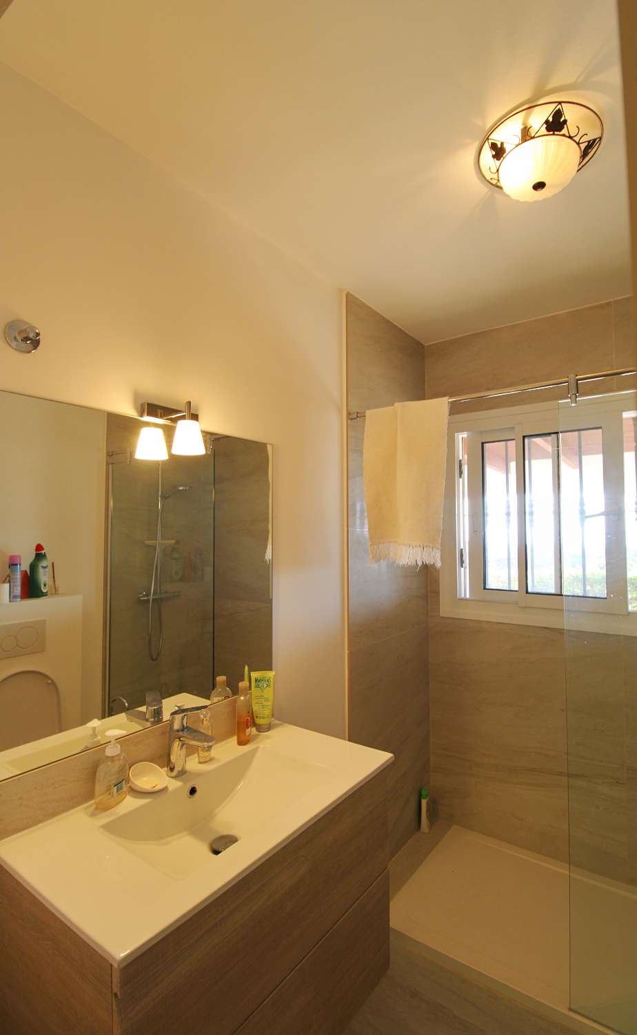 VILLA EN UNA SOLA PLANTA CON PISCINA PRIVADA Y VISTAS AL MAR EN MIJAS