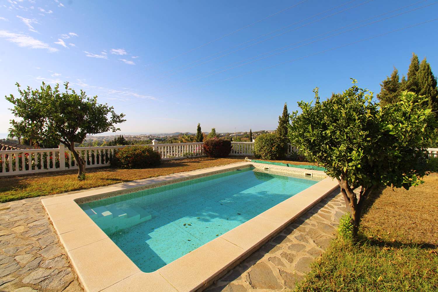 VILLA EN UNA SOLA PLANTA CON PISCINA PRIVADA Y VISTAS AL MAR EN MIJAS