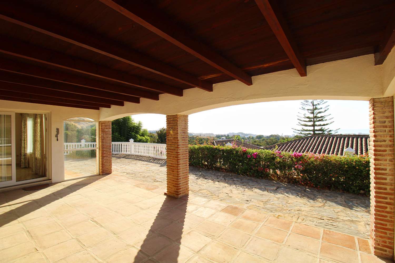 VILLA EN UNA SOLA PLANTA CON PISCINA PRIVADA Y VISTAS AL MAR EN MIJAS