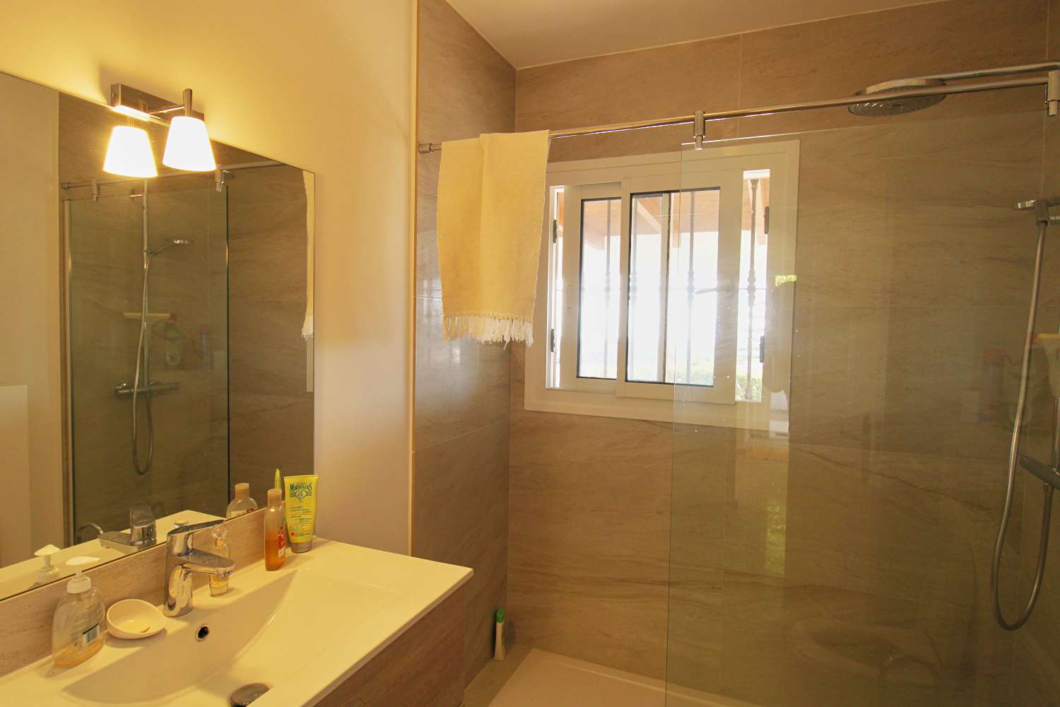 VILLA EN UNA SOLA PLANTA CON PISCINA PRIVADA Y VISTAS AL MAR EN MIJAS