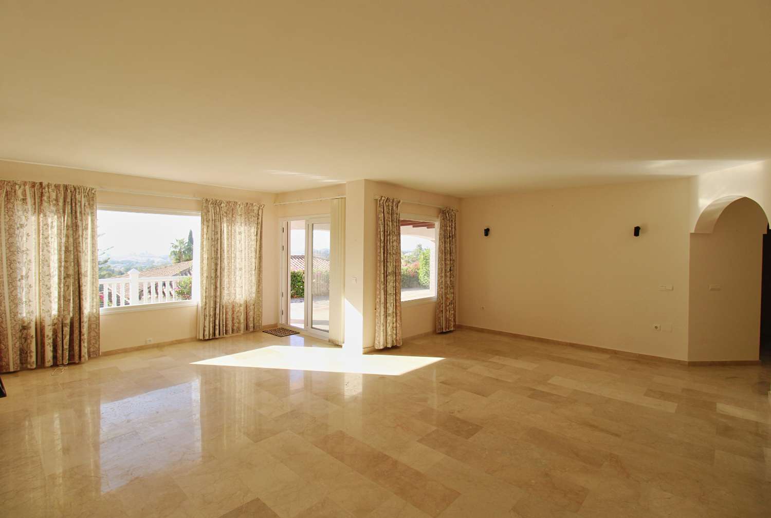 VILLA EN UNA SOLA PLANTA CON PISCINA PRIVADA Y VISTAS AL MAR EN MIJAS