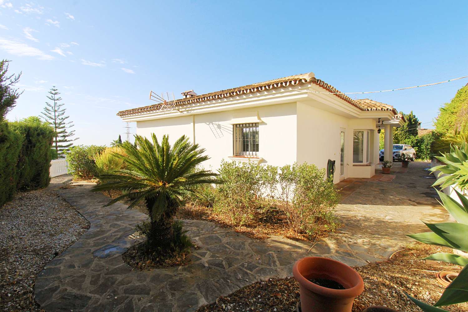 VILLA EN UNA SOLA PLANTA CON PISCINA PRIVADA Y VISTAS AL MAR EN MIJAS