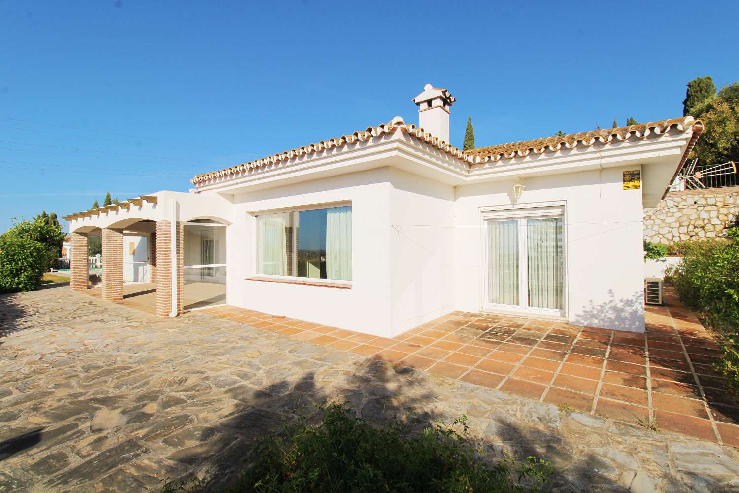 VILLA EN UNA SOLA PLANTA CON PISCINA PRIVADA Y VISTAS AL MAR EN MIJAS