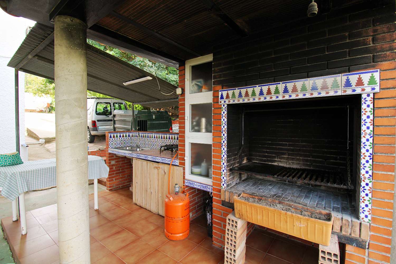 AMPLIA VILLA DE 5 DORMITORIOS CON GRAN PARCELA Y ZONA DE BARBACOA EN PINOS DE ALHAURÍN