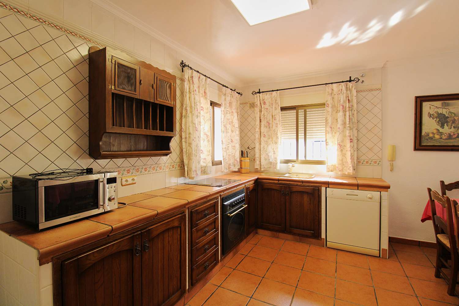 AMPLIA VILLA DE 5 DORMITORIOS CON GRAN PARCELA Y ZONA DE BARBACOA EN PINOS DE ALHAURÍN