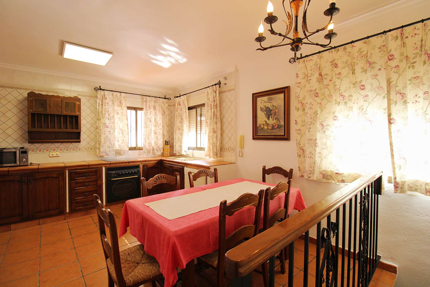 AMPLIA VILLA DE 5 DORMITORIOS CON GRAN PARCELA Y ZONA DE BARBACOA EN PINOS DE ALHAURÍN
