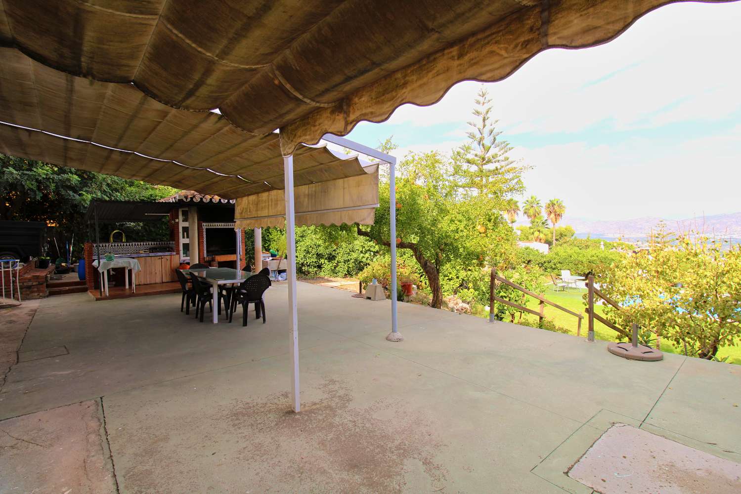 AMPLIA VILLA DE 5 DORMITORIOS CON GRAN PARCELA Y ZONA DE BARBACOA EN PINOS DE ALHAURÍN